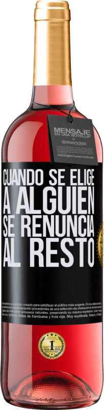 29,95 € Envío gratis | Vino Rosado Edición ROSÉ Cuando se elige a alguien se renuncia al resto Etiqueta Negra. Etiqueta personalizable Vino joven Cosecha 2024 Tempranillo