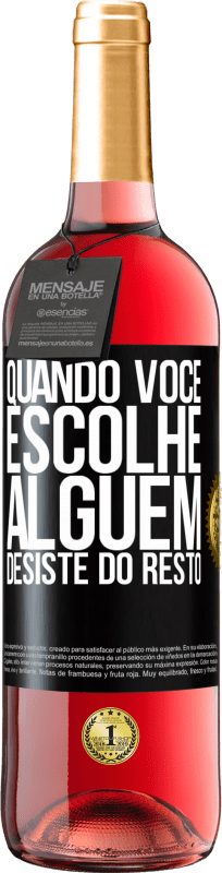 29,95 € Envio grátis | Vinho rosé Edição ROSÉ Quando você escolhe alguém, desiste do resto Etiqueta Preta. Etiqueta personalizável Vinho jovem Colheita 2024 Tempranillo