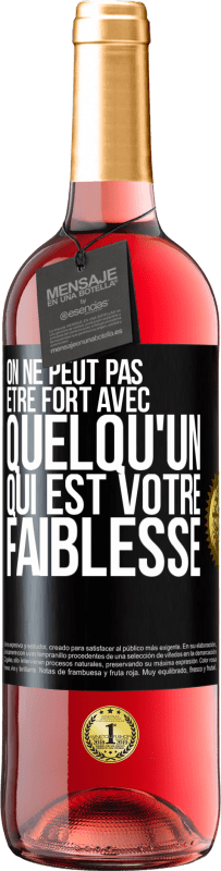 29,95 € Envoi gratuit | Vin rosé Édition ROSÉ On ne peut pas être fort avec quelqu'un qui est votre faiblesse Étiquette Noire. Étiquette personnalisable Vin jeune Récolte 2024 Tempranillo