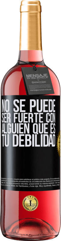 29,95 € Envío gratis | Vino Rosado Edición ROSÉ No se puede ser fuerte con alguien que es tu debilidad Etiqueta Negra. Etiqueta personalizable Vino joven Cosecha 2024 Tempranillo