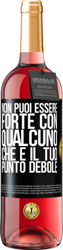 29,95 € Spedizione Gratuita | Vino rosato Edizione ROSÉ Non puoi essere forte con qualcuno che è il tuo punto debole Etichetta Nera. Etichetta personalizzabile Vino giovane Raccogliere 2024 Tempranillo