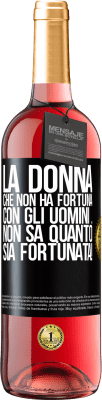 29,95 € Spedizione Gratuita | Vino rosato Edizione ROSÉ La donna che non ha fortuna con gli uomini ... non sa quanto sia fortunata! Etichetta Nera. Etichetta personalizzabile Vino giovane Raccogliere 2024 Tempranillo