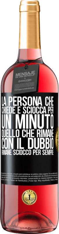 29,95 € Spedizione Gratuita | Vino rosato Edizione ROSÉ La persona che chiede è sciocca per un minuto. Quello che rimane con il dubbio, rimane sciocco per sempre Etichetta Nera. Etichetta personalizzabile Vino giovane Raccogliere 2024 Tempranillo