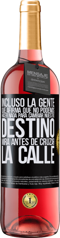 29,95 € Envío gratis | Vino Rosado Edición ROSÉ Incluso la gente que afirma que no podemos hacer nada para cambiar nuestro destino, mira antes de cruzar la calle Etiqueta Negra. Etiqueta personalizable Vino joven Cosecha 2024 Tempranillo