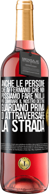 29,95 € Spedizione Gratuita | Vino rosato Edizione ROSÉ Anche le persone che affermano che non possiamo fare nulla per cambiare il nostro destino, guardano prima di attraversare la Etichetta Nera. Etichetta personalizzabile Vino giovane Raccogliere 2023 Tempranillo