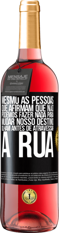 29,95 € Envio grátis | Vinho rosé Edição ROSÉ Mesmo as pessoas que afirmam que não podemos fazer nada para mudar nosso destino, olham antes de atravessar a rua Etiqueta Preta. Etiqueta personalizável Vinho jovem Colheita 2024 Tempranillo