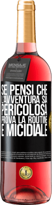 29,95 € Spedizione Gratuita | Vino rosato Edizione ROSÉ Se pensi che l'avventura sia pericolosa, prova la routine. È micidiale Etichetta Nera. Etichetta personalizzabile Vino giovane Raccogliere 2024 Tempranillo