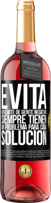29,95 € Envío gratis | Vino Rosado Edición ROSÉ Evita rodearte de gente negativa. Siempre tienen un problema para cada solución Etiqueta Negra. Etiqueta personalizable Vino joven Cosecha 2024 Tempranillo
