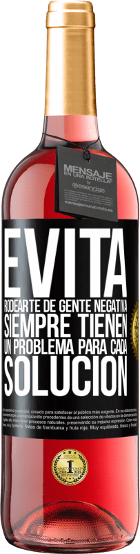 29,95 € Envío gratis | Vino Rosado Edición ROSÉ Evita rodearte de gente negativa. Siempre tienen un problema para cada solución Etiqueta Negra. Etiqueta personalizable Vino joven Cosecha 2024 Tempranillo