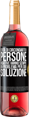 29,95 € Spedizione Gratuita | Vino rosato Edizione ROSÉ Evita di circondarti di persone negative. Hanno sempre un problema per ogni soluzione Etichetta Nera. Etichetta personalizzabile Vino giovane Raccogliere 2024 Tempranillo