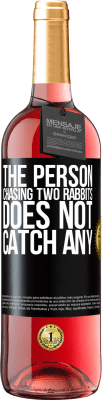 29,95 € 送料無料 | ロゼワイン ROSÉエディション 2匹のウサギを追いかける人は何も捕まえません ブラックラベル. カスタマイズ可能なラベル 若いワイン 収穫 2025 Tempranillo