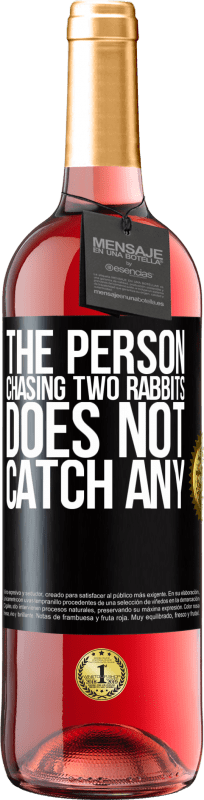 29,95 € 送料無料 | ロゼワイン ROSÉエディション 2匹のウサギを追いかける人は何も捕まえません ブラックラベル. カスタマイズ可能なラベル 若いワイン 収穫 2023 Tempranillo