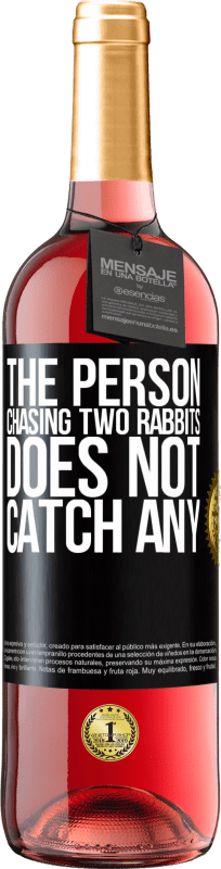 29,95 € Free Shipping | Rosé Wine ROSÉ Edition The person chasing two rabbits does not catch any Black Label. Customizable label Young wine Harvest 2024 Tempranillo