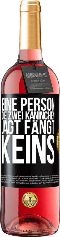 29,95 € Kostenloser Versand | Roséwein ROSÉ Ausgabe Eine Person, die zwei Kaninchen jagt, fängt keins Schwarzes Etikett. Anpassbares Etikett Junger Wein Ernte 2024 Tempranillo