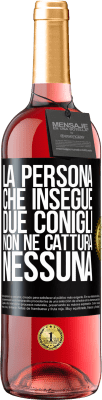 29,95 € Spedizione Gratuita | Vino rosato Edizione ROSÉ La persona che insegue due conigli non ne cattura nessuna Etichetta Nera. Etichetta personalizzabile Vino giovane Raccogliere 2023 Tempranillo