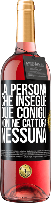 29,95 € Spedizione Gratuita | Vino rosato Edizione ROSÉ La persona che insegue due conigli non ne cattura nessuna Etichetta Nera. Etichetta personalizzabile Vino giovane Raccogliere 2024 Tempranillo