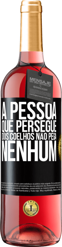 29,95 € Envio grátis | Vinho rosé Edição ROSÉ A pessoa que persegue dois coelhos não pega nenhum Etiqueta Preta. Etiqueta personalizável Vinho jovem Colheita 2024 Tempranillo