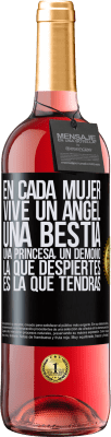 29,95 € Envío gratis | Vino Rosado Edición ROSÉ En cada mujer vive un ángel, una bestia, una princesa, un demonio. La que despiertes es la que tendrás Etiqueta Negra. Etiqueta personalizable Vino joven Cosecha 2023 Tempranillo