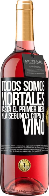 29,95 € Envío gratis | Vino Rosado Edición ROSÉ Todos somos mortales hasta el primer beso y la segunda copa de vino Etiqueta Negra. Etiqueta personalizable Vino joven Cosecha 2024 Tempranillo