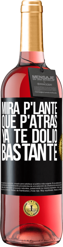 29,95 € Spedizione Gratuita | Vino rosato Edizione ROSÉ Mira p'lante que p'atrás ya te dolió bastante Etichetta Nera. Etichetta personalizzabile Vino giovane Raccogliere 2024 Tempranillo