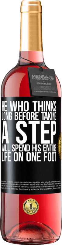 29,95 € Бесплатная доставка | Розовое вино Издание ROSÉ Тот, кто долго думает, прежде чем сделать шаг, всю свою жизнь проведет на одной ноге Черная метка. Настраиваемая этикетка Молодое вино Урожай 2023 Tempranillo