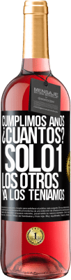 29,95 € Envío gratis | Vino Rosado Edición ROSÉ Cumplimos años. ¿Cuantos? sólo 1. Los otros ya los teníamos Etiqueta Negra. Etiqueta personalizable Vino joven Cosecha 2024 Tempranillo