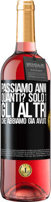 29,95 € Spedizione Gratuita | Vino rosato Edizione ROSÉ Passiamo anni. Quanti? solo 1. Gli altri che abbiamo già avuto Etichetta Nera. Etichetta personalizzabile Vino giovane Raccogliere 2023 Tempranillo