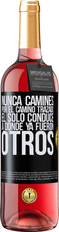 29,95 € Envío gratis | Vino Rosado Edición ROSÉ Nunca camines por el camino trazado, él sólo conduce a donde ya fueron otros Etiqueta Negra. Etiqueta personalizable Vino joven Cosecha 2024 Tempranillo