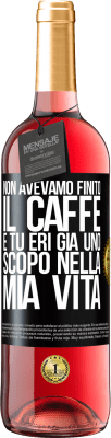 29,95 € Spedizione Gratuita | Vino rosato Edizione ROSÉ Non avevamo finito il caffè e tu eri già uno scopo nella mia vita Etichetta Nera. Etichetta personalizzabile Vino giovane Raccogliere 2024 Tempranillo