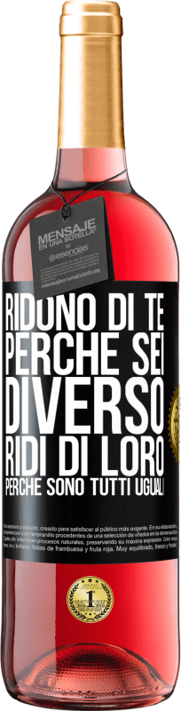 29,95 € Spedizione Gratuita | Vino rosato Edizione ROSÉ Ridono di te perché sei diverso. Ridi di loro, perché sono tutti uguali Etichetta Nera. Etichetta personalizzabile Vino giovane Raccogliere 2024 Tempranillo