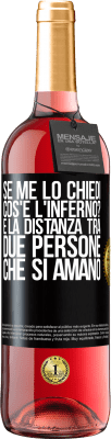 29,95 € Spedizione Gratuita | Vino rosato Edizione ROSÉ Se me lo chiedi, cos'è l'inferno? È la distanza tra due persone che si amano Etichetta Nera. Etichetta personalizzabile Vino giovane Raccogliere 2023 Tempranillo