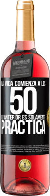 29,95 € Envío gratis | Vino Rosado Edición ROSÉ La vida comienza a los 50, lo anterior es solamente práctica Etiqueta Negra. Etiqueta personalizable Vino joven Cosecha 2024 Tempranillo