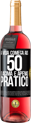 29,95 € Envio grátis | Vinho rosé Edição ROSÉ A vida começa aos 50 anos, o acima é apenas prático Etiqueta Preta. Etiqueta personalizável Vinho jovem Colheita 2024 Tempranillo