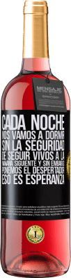 29,95 € Envío gratis | Vino Rosado Edición ROSÉ Cada noche nos vamos a dormir sin la seguridad de seguir vivos a la mañana siguiente y, sin embargo, ponemos el despertador Etiqueta Negra. Etiqueta personalizable Vino joven Cosecha 2024 Tempranillo