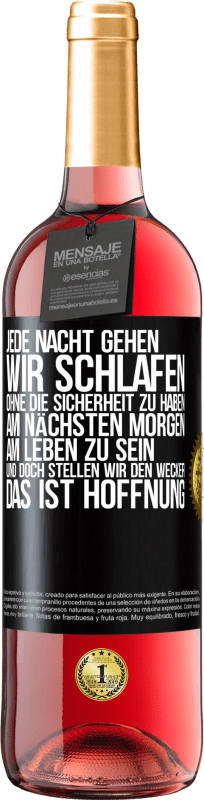 29,95 € Kostenloser Versand | Roséwein ROSÉ Ausgabe Jede Nacht gehen wir schlafen, ohne die Sicherheit zu haben, am nächsten Morgen am Leben zu sein, und doch stellen wir den Wecke Schwarzes Etikett. Anpassbares Etikett Junger Wein Ernte 2024 Tempranillo