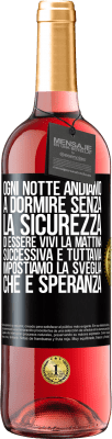 29,95 € Spedizione Gratuita | Vino rosato Edizione ROSÉ Ogni notte andiamo a dormire senza la sicurezza di essere vivi la mattina successiva e tuttavia impostiamo la sveglia. CHE È Etichetta Nera. Etichetta personalizzabile Vino giovane Raccogliere 2024 Tempranillo