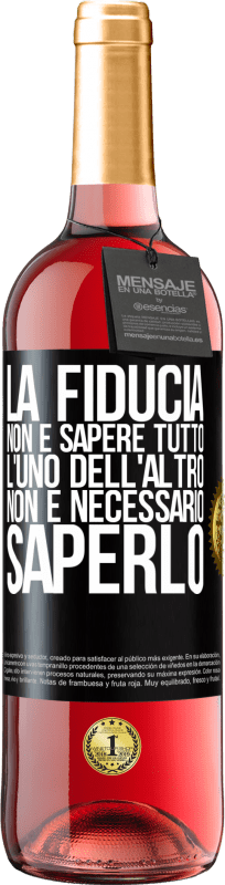 29,95 € Spedizione Gratuita | Vino rosato Edizione ROSÉ La fiducia non è sapere tutto l'uno dell'altro. Non è necessario saperlo Etichetta Nera. Etichetta personalizzabile Vino giovane Raccogliere 2024 Tempranillo