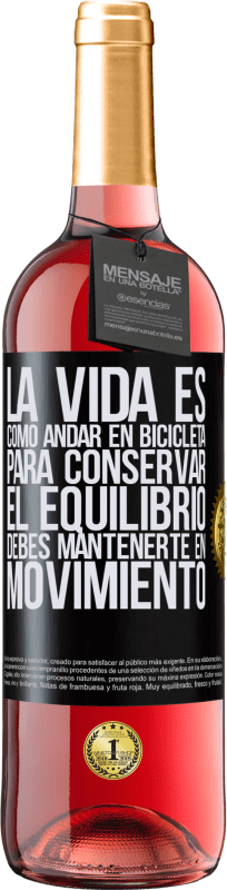 29,95 € Envío gratis | Vino Rosado Edición ROSÉ La vida es como andar en bicicleta. Para conservar el equilibrio debes mantenerte en movimiento Etiqueta Negra. Etiqueta personalizable Vino joven Cosecha 2024 Tempranillo