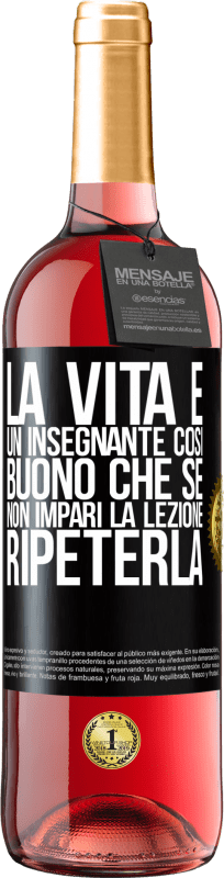 29,95 € Spedizione Gratuita | Vino rosato Edizione ROSÉ La vita è un insegnante così buono che se non impari la lezione, ripeterla Etichetta Nera. Etichetta personalizzabile Vino giovane Raccogliere 2024 Tempranillo