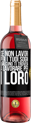 29,95 € Spedizione Gratuita | Vino rosato Edizione ROSÉ Se non lavori per i tuoi sogni, qualcuno ti troverà a lavorare per i loro Etichetta Nera. Etichetta personalizzabile Vino giovane Raccogliere 2024 Tempranillo