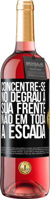 29,95 € Envio grátis | Vinho rosé Edição ROSÉ Concentre-se no degrau à sua frente, não em toda a escada Etiqueta Preta. Etiqueta personalizável Vinho jovem Colheita 2024 Tempranillo