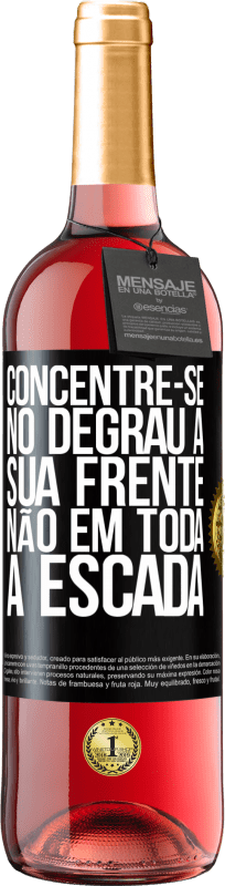 29,95 € Envio grátis | Vinho rosé Edição ROSÉ Concentre-se no degrau à sua frente, não em toda a escada Etiqueta Preta. Etiqueta personalizável Vinho jovem Colheita 2023 Tempranillo