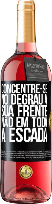 29,95 € Envio grátis | Vinho rosé Edição ROSÉ Concentre-se no degrau à sua frente, não em toda a escada Etiqueta Preta. Etiqueta personalizável Vinho jovem Colheita 2024 Tempranillo