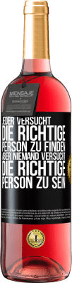 29,95 € Kostenloser Versand | Roséwein ROSÉ Ausgabe Jeder versucht, die richtige Person zu finden. Aber niemand versucht, die richtige Person zu sein Schwarzes Etikett. Anpassbares Etikett Junger Wein Ernte 2024 Tempranillo