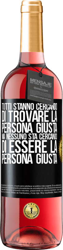 29,95 € Spedizione Gratuita | Vino rosato Edizione ROSÉ Tutti stanno cercando di trovare la persona giusta. Ma nessuno sta cercando di essere la persona giusta Etichetta Nera. Etichetta personalizzabile Vino giovane Raccogliere 2024 Tempranillo