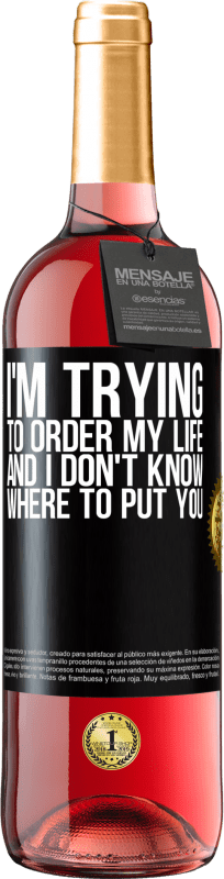 29,95 € Бесплатная доставка | Розовое вино Издание ROSÉ Я пытаюсь упорядочить свою жизнь, и я не знаю, куда тебя посадить Черная метка. Настраиваемая этикетка Молодое вино Урожай 2023 Tempranillo