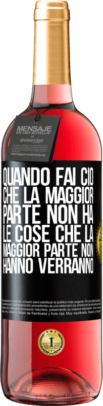 29,95 € Spedizione Gratuita | Vino rosato Edizione ROSÉ Quando fai ciò che la maggior parte non ha, le cose che la maggior parte non hanno verranno Etichetta Nera. Etichetta personalizzabile Vino giovane Raccogliere 2024 Tempranillo