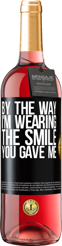 29,95 € Бесплатная доставка | Розовое вино Издание ROSÉ Кстати, я ношу улыбку, которую ты мне дал Черная метка. Настраиваемая этикетка Молодое вино Урожай 2023 Tempranillo