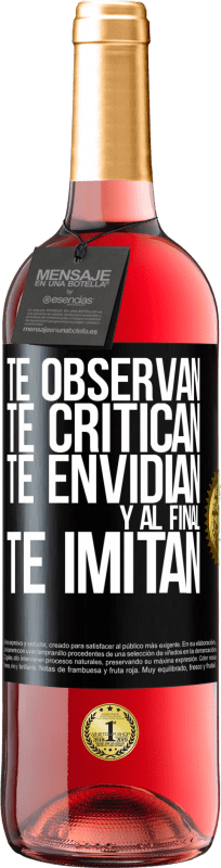 29,95 € Envío gratis | Vino Rosado Edición ROSÉ Te observan, te critican, te envidian… y al final, te imitan Etiqueta Negra. Etiqueta personalizable Vino joven Cosecha 2024 Tempranillo