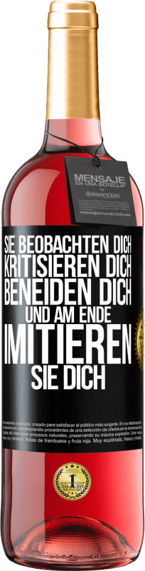 29,95 € Kostenloser Versand | Roséwein ROSÉ Ausgabe Sie beobachten dich, kritisieren dich, beneiden dich... und am Ende imitieren sie dich Schwarzes Etikett. Anpassbares Etikett Junger Wein Ernte 2024 Tempranillo